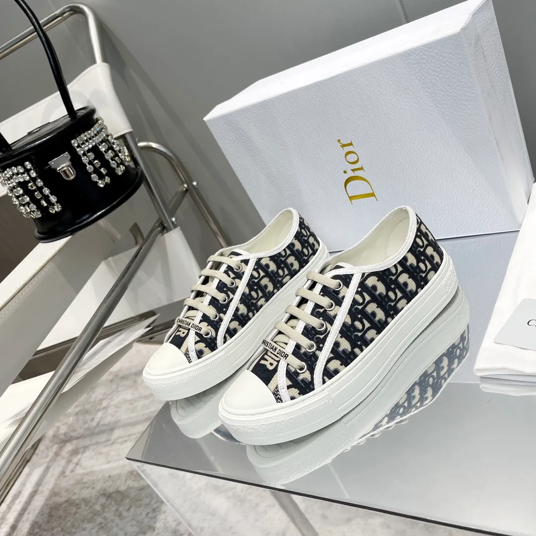 👟👟Ex-factory price 480👟👟 After half a year of repeated debugging♻️Taikoo Hui original purchased, upgraded and shipped ♻️DIOR embroidered sneakers series Double-sided three-dimensional embroidery of pure cotton silk, ♻️True to the original 1🆚1 shipment, from hardware, shoelaces, outsole, 👟👟factory price U mid-pad... The upper fabric is double-sided pure cotton silk three-dimensional electric embroidery ♻️▪️Foot pads: imported cowhide of the same color, comfortable to the feet ▪️My last version is exactly the same as Z👟👟factory price, welcome to compare with three companies I have 36 most complete colors, code number: 35-40